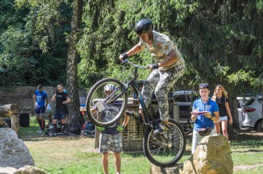 LVIV, UKRAINE - AĞUSTOS 2020: Sporcu bisikletiyle bisiklet yarışında engelleri aşıyor