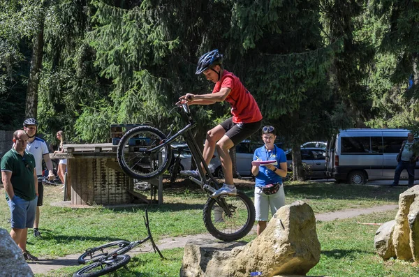 Lviv Ukraine August 2020 Der Athlet Absolviert Ein Sportfahrrad Trial — Stockfoto