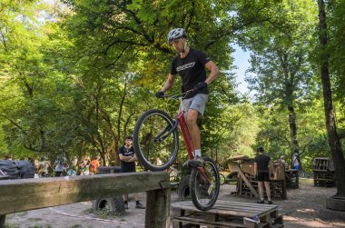 LVIV, UKRAINE - AĞUSTOS 2020: Sporcu bisikletiyle bisiklet yarışında engelleri aşıyor