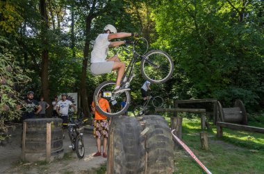 LVIV, UKRAINE - AĞUSTOS 2020: Sporcu bisikletiyle bisiklet yarışında engelleri aşıyor