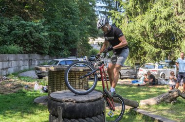 LVIV, UKRAINE - AĞUSTOS 2020: Sporcu bisikletiyle bisiklet yarışında engelleri aşıyor