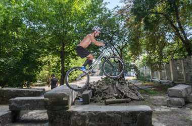 LVIV, UKRAINE - AĞUSTOS 2020: Sporcu bisikletiyle bisiklet yarışında engelleri aşıyor