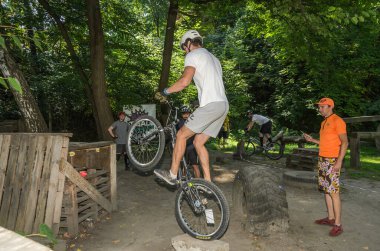 LVIV, UKRAINE - AĞUSTOS 2020: Sporcu bisikletiyle bisiklet yarışında engelleri aşıyor