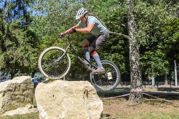 Lviv Ukraine August 2020 Der Athlet Absolviert Ein Sportfahrrad Trial — Stockfoto