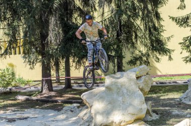 LVIV, UKRAINE - AĞUSTOS 2020: Sporcu bisikletiyle bisiklet yarışında engelleri aşıyor