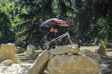 LVIV, UKRAINE - AĞUSTOS 2020: Sporcu bisikletiyle bisiklet yarışında engelleri aşıyor