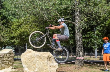 LVIV, UKRAINE - AĞUSTOS 2020: Sporcu bisikletiyle bisiklet yarışında engelleri aşıyor