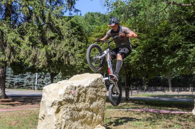 LVIV, UKRAINE - AĞUSTOS 2020: Sporcu bisikletiyle bisiklet yarışında engelleri aşıyor