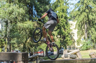 LVIV, UKRAINE - AĞUSTOS 2020: Sporcu bisikletiyle bisiklet yarışında engelleri aşıyor