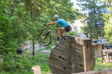 LVIV, UKRAINE - AĞUSTOS 2020: Sporcu bisikletiyle bisiklet yarışında engelleri aşıyor