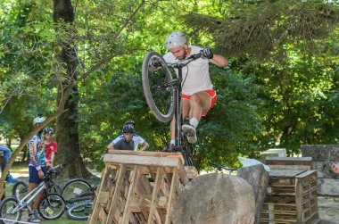 LVIV, UKRAINE - AĞUSTOS 2020: Sporcu bisikletiyle bisiklet yarışında engelleri aşıyor