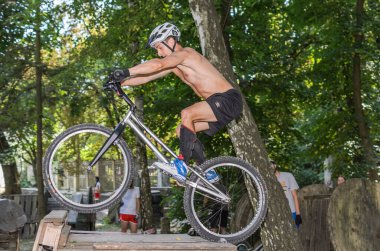 LVIV, UKRAINE - AĞUSTOS 2020: Sporcu bisikletiyle bisiklet yarışında engelleri aşıyor