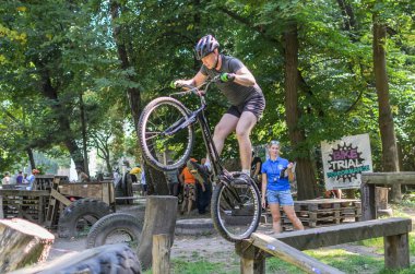 LVIV, UKRAINE - AĞUSTOS 2020: Sporcu bisikletiyle bisiklet yarışında engelleri aşıyor