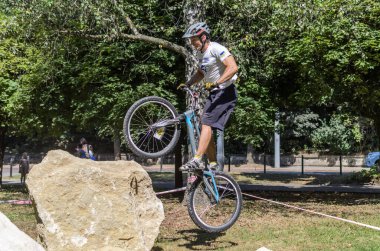 LVIV, UKRAINE - AĞUSTOS 2020: Sporcu bisikletiyle bisiklet yarışında engelleri aşıyor