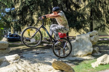 LVIV, UKRAINE - AĞUSTOS 2020: Sporcu bisikletiyle bisiklet yarışında engelleri aşıyor