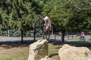 LVIV, UKRAINE - AĞUSTOS 2020: Sporcu bisikletiyle bisiklet yarışında engelleri aşıyor