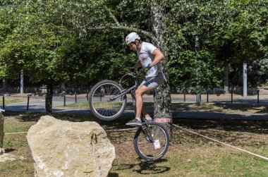 LVIV, UKRAINE - AĞUSTOS 2020: Sporcu bisikletiyle bisiklet yarışında engelleri aşıyor