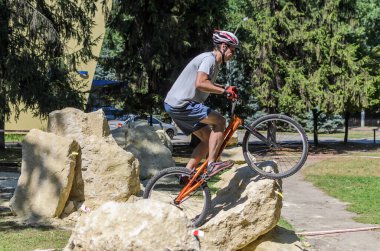 LVIV, UKRAINE - AĞUSTOS 2020: Sporcu bisikletiyle bisiklet yarışında engelleri aşıyor
