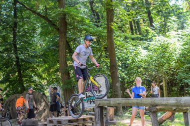 LVIV, UKRAINE - AĞUSTOS 2020: Sporcu bisikletiyle bisiklet yarışında engelleri aşıyor