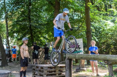 LVIV, UKRAINE - AĞUSTOS 2020: Sporcu bisikletiyle bisiklet yarışında engelleri aşıyor