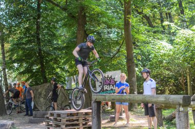 LVIV, UKRAINE - AĞUSTOS 2020: Sporcu bisikletiyle bisiklet yarışında engelleri aşıyor