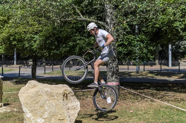 Lviv Ukraine August 2020 Der Athlet Absolviert Ein Sportfahrrad Trial — Stockfoto