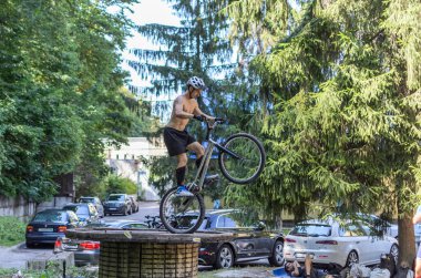 LVIV, UKRAINE - AĞUSTOS 2020: Sporcu bisikletiyle bisiklet yarışında engelleri aşıyor