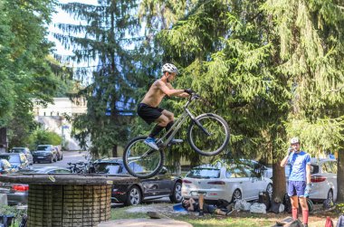 LVIV, UKRAINE - AĞUSTOS 2020: Sporcu bisikletiyle bisiklet yarışında engelleri aşıyor