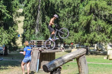 LVIV, UKRAINE - AĞUSTOS 2020: Sporcu bisikletiyle bisiklet yarışında engelleri aşıyor