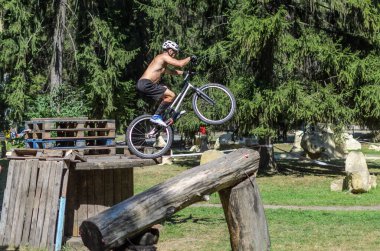 LVIV, UKRAINE - AĞUSTOS 2020: Sporcu bisikletiyle bisiklet yarışında engelleri aşıyor