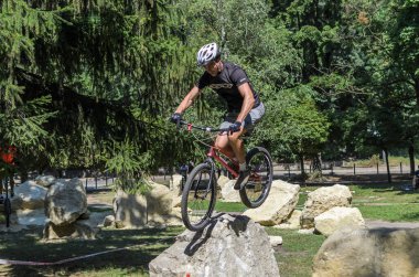 LVIV, UKRAINE - AĞUSTOS 2020: Sporcu bisikletiyle bisiklet yarışında engelleri aşıyor