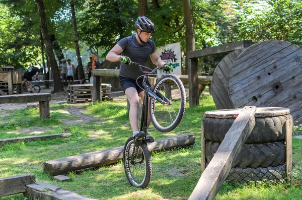 LVIV, UKRAINE - AĞUSTOS 2020: Sporcu bisikletiyle bisiklet yarışında engelleri aşıyor