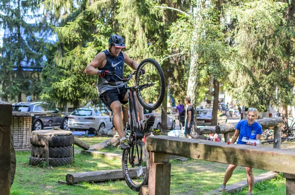 LVIV, UKRAINE - AĞUSTOS 2020: Sporcu bisikletiyle bisiklet yarışında engelleri aşıyor