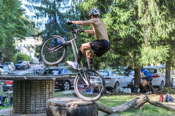 LVIV, UKRAINE - AĞUSTOS 2020: Sporcu bisikletiyle bisiklet yarışında engelleri aşıyor