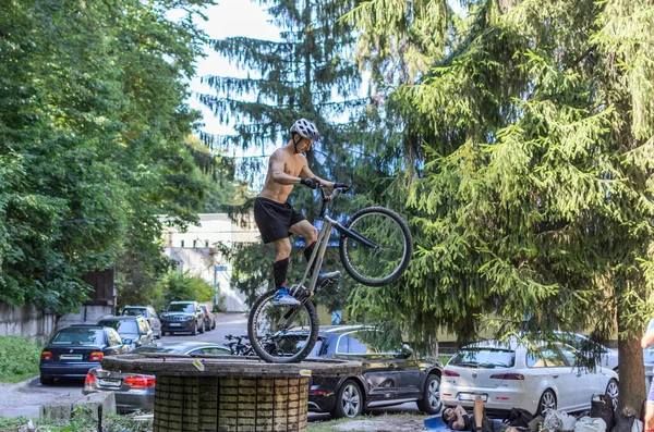LVIV, UKRAINE - AĞUSTOS 2020: Sporcu bisikletiyle bisiklet yarışında engelleri aşıyor