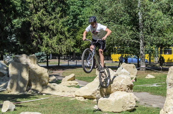 LVIV, UKRAINE - AĞUSTOS 2020: Sporcu bisikletiyle bisiklet yarışında engelleri aşıyor