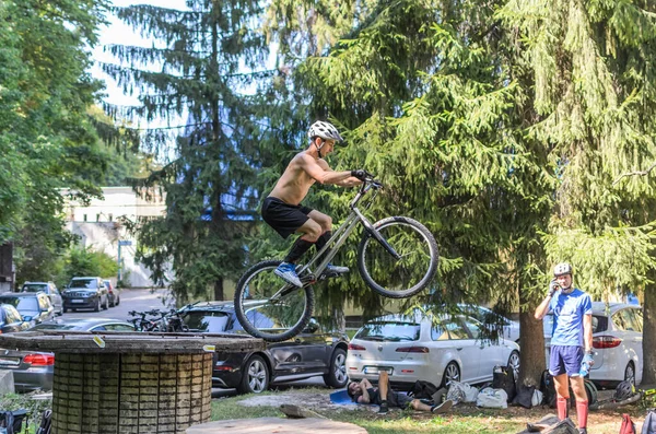 LVIV, UKRAINE - AĞUSTOS 2020: Sporcu bisikletiyle bisiklet yarışında engelleri aşıyor