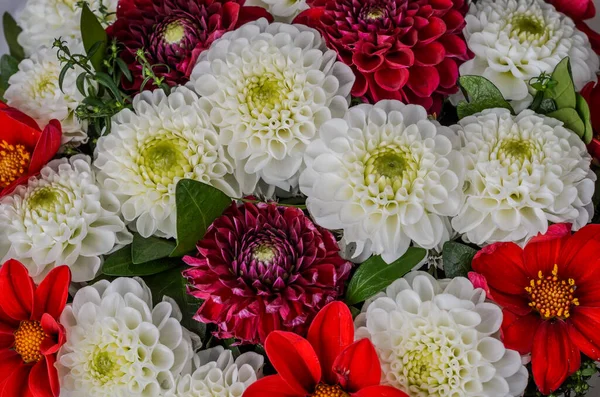 Renkli bahar çiçekleri buketi