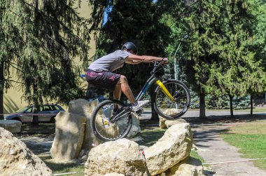 LVIV, UKRAINE - AĞUSTOS 2020: Sporcu bisikletiyle bisiklet yarışında engelleri aşıyor