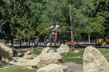 LVIV, UKRAINE - AĞUSTOS 2020: Sporcu bisikletiyle bisiklet yarışında engelleri aşıyor