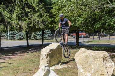 LVIV, UKRAINE - AĞUSTOS 2020: Sporcu bisikletiyle bisiklet yarışında engelleri aşıyor