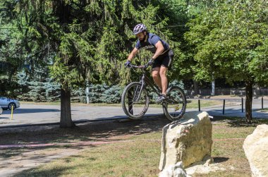 LVIV, UKRAINE - AĞUSTOS 2020: Sporcu bisikletiyle bisiklet yarışında engelleri aşıyor