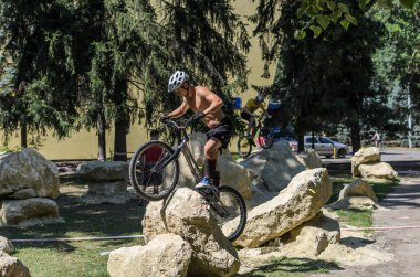 LVIV, UKRAINE - AĞUSTOS 2020: Sporcu bisikletiyle bisiklet yarışında engelleri aşıyor