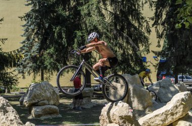 LVIV, UKRAINE - AĞUSTOS 2020: Sporcu bisikletiyle bisiklet yarışında engelleri aşıyor