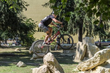 LVIV, UKRAINE - AĞUSTOS 2020: Sporcu bisikletiyle bisiklet yarışında engelleri aşıyor