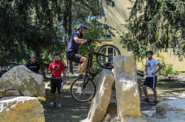 LVIV, UKRAINE - AĞUSTOS 2020: Sporcu bisikletiyle bisiklet yarışında engelleri aşıyor