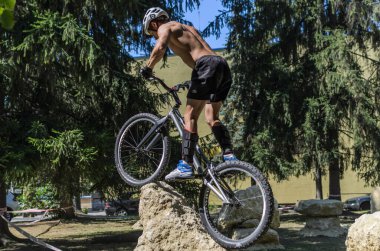 LVIV, UKRAINE - AĞUSTOS 2020: Sporcu bisikletiyle bisiklet yarışında engelleri aşıyor