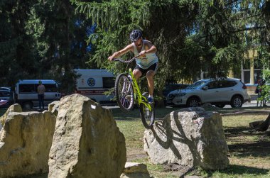 LVIV, UKRAINE - AĞUSTOS 2020: Sporcu bisikletiyle bisiklet yarışında engelleri aşıyor