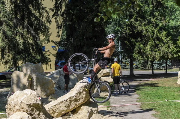 LVIV, UKRAINE - AĞUSTOS 2020: Sporcu bisikletiyle bisiklet yarışında engelleri aşıyor