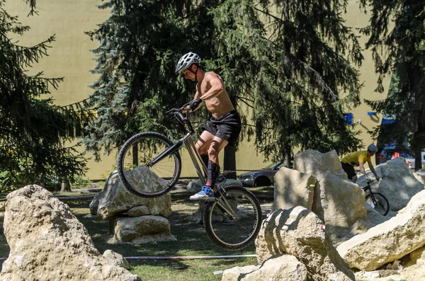 LVIV, UKRAINE - AĞUSTOS 2020: Sporcu bisikletiyle bisiklet yarışında engelleri aşıyor